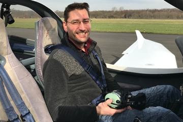Dennis fliegt solo