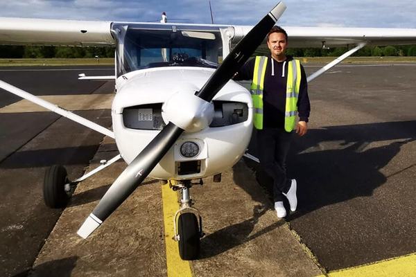 Dennis fliegt solo